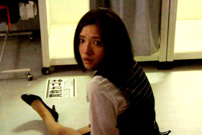 BeeTVで清水崇がホラーを監修！　星野真里が恐怖におののく 画像