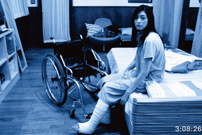 『パラノーマル・アクティビティ』続編は身動きの取れない美女を襲う恐怖！ 画像