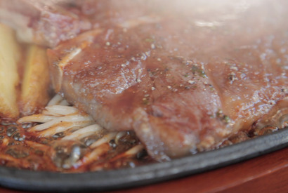 １ポンドもペロリといけちゃう!?  ウマすぎる”Tボーンステーキ” 画像