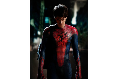 新スパイダーマンのコスチュームが全世界同時解禁！　顔に傷…いきなりピンチ？  画像