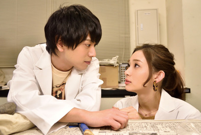 足立梨花、黒羽麻璃央の“骨に”キュン!?『アヤメくんののんびり肉食日誌』予告編 画像
