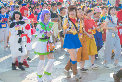 【ディズニー】ミッキーたちも応援！開園前のパークを仮装で走る特別イベントが初開催 画像