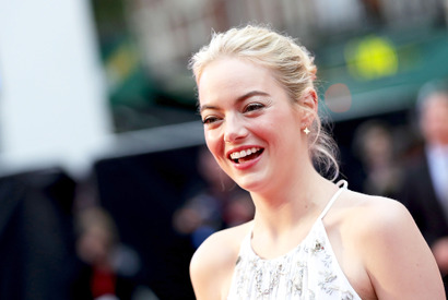 エマ・ストーン、「サタデー・ナイト・ライブ」の脚本家とデート？ 画像