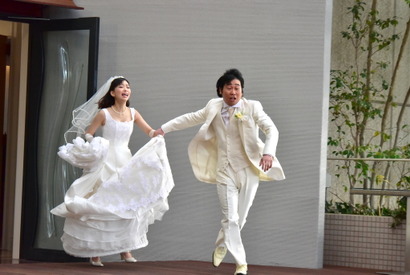 森川葵×前野朋哉の凸凹カップル、愛の逃避行!?「いい夫婦の日」に新写真到着『嘘八百』 画像