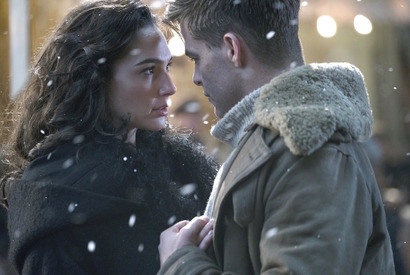 クリス・パイン「ワンダーウーマンはお決まりのヒーローじゃない」インタビュー映像到着 画像