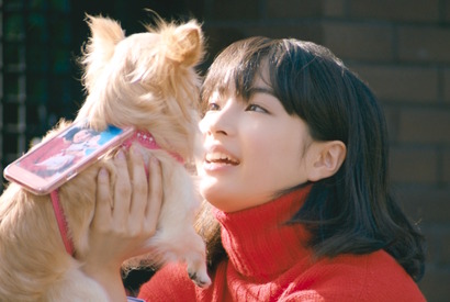 広瀬すず、キュートなワンちゃんに「メロメロ」“戌年”を前にWEB動画到着 画像