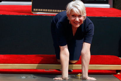 ヘレン・ミレン、グローマンズ・チャイニーズ・シアター前に手型、足型パネルを設置 画像