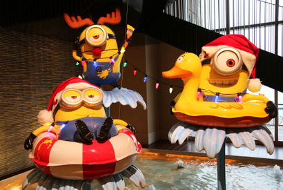 【USJ】ミニオンたちがクリスマス装飾をお手伝い！ホテルにも注目 画像