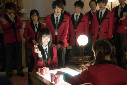 浜辺美波vs森川葵が賭け狂う！高杉真宙は人間椅子に!? 「賭ケグルイ」第1話 画像