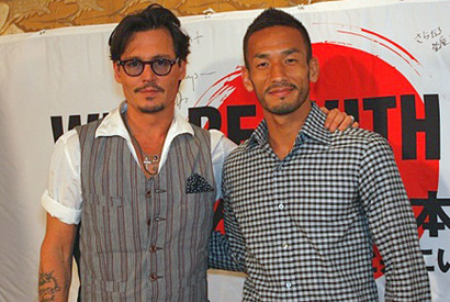 ジョニー デップがロスで日本向け会見 中田ヒデと共にメッセージを書きこむ Cinemacafe Net