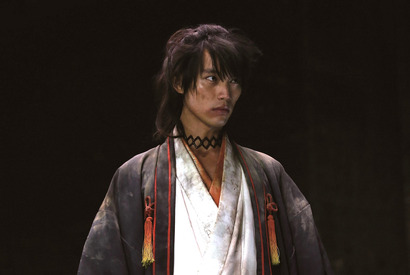 福士蒼汰 闘う男はカッコイイ ボロボロ姿の新写真到着 曇天に笑う Cinemacafe Net