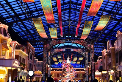 【ディズニー】35周年は夜が真骨頂！祝祭感炸裂の「セレブレーションストリート」に完全陶酔 画像