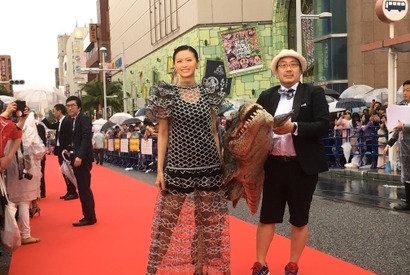 榮倉奈々、“ワニ”とレッドカーペットに登場！『妻ふり』沖縄で初お披露目 画像