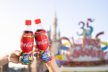 【ディズニー】35周年限定デザインの「コカ・コーラ」ボトル登場！全7種類のスペシャルアイテムも 画像