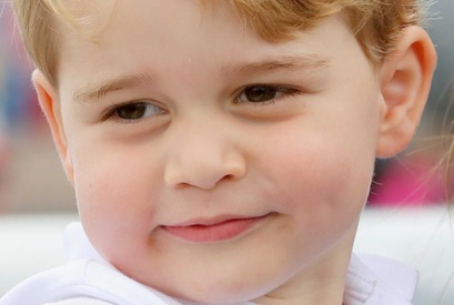 ジョージ王子、5歳の記念ポートレートを公開！大人びたポージングに注目 画像