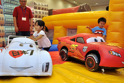 『カーズ2』の世界をエアー遊具で満喫！　各地で「カーズ・プレイグラウンド」展開 画像