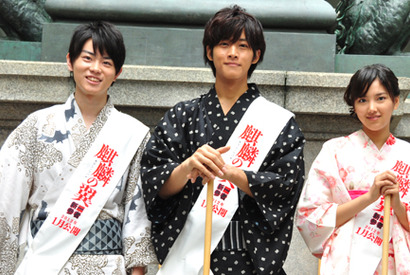 松坂桃李、菅田将暉、竹富聖花が日本橋をゴシゴシ！　パパになった阿部寛を祝福 画像