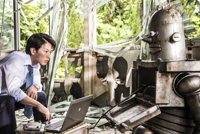 佐藤健、謎のロボットと初対面！『ハード・コア』シュールな本編映像到着 画像