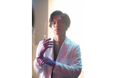 錦戸亮、白衣でポスター撮影！ 「しっかり着こなせているか不安」 画像