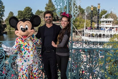 【海外ディズニー】“ジェシーおいたん”ジョン・ステイモス、最初の結婚記念日はミッキーと過ごす 画像