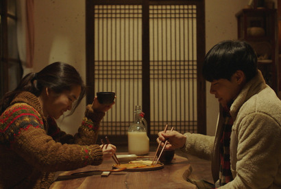 キム・テリ＆リュ・ジュンヨル、手作りマッコリで乾杯！『リトル・フォレスト』特別映像 画像