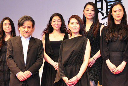 小泉今日子、蒼井優の生着替えを絶賛！　「背中がきれいでした」 画像