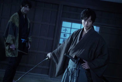 松坂桃李、キレキレ殺陣の裏で「片方脱げた～」『居眠り磐音』メイキング映像 画像