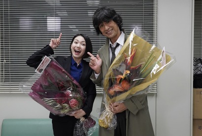 二階堂ふみ＆江口洋介、ライバル同士が揃ってクランクアップ「ストロベリーナイト・サーガ」 画像