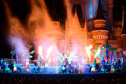 【ディズニー】シンデレラ城前が水と炎で大盛り上がり！「ドナルドのホット・ジャングル・サマー」スタート！ 画像