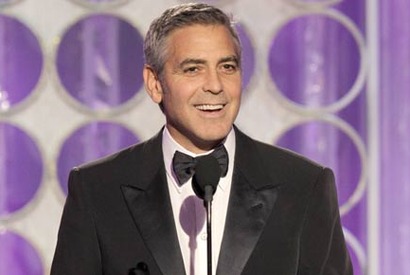 ゴールデン・グローブ賞受賞のG・クルーニー　盟友ブラピの杖を手に登壇、功績を称賛 画像