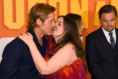 レナ・ダナムがブラピの唇にキス！「セクハラ」「不適切」と批判相次ぐ 画像
