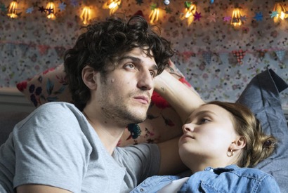 リリー＝ローズ・デップ出演！1人の男と2人の女…揺れる恋模様を描く『パリの恋人たち』公開 画像