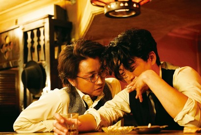 藤原竜也、小栗旬に“でこピタ”！ ゼロ距離で囁く『人間失格』本編映像 画像