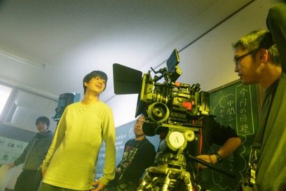 玉城ティナ、伊藤健太郎に“墨汁”をお見舞い『惡の華』夜の教室シーンの裏側 画像