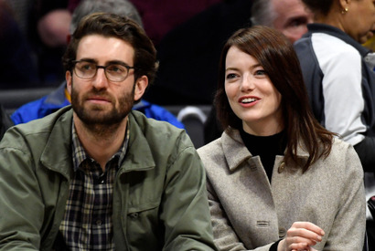 エマ・ストーン、「SNL」のディレクターと交際2年で婚約 満面の笑顔 画像