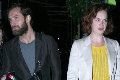 ジュード・ロウに新恋人。お相手は舞台で共演した9歳年下の女優 画像