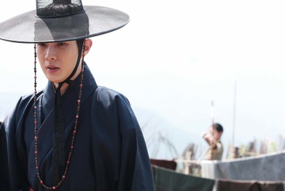 『パラサイト』チェ・ウシク、クールな登場シーンに注目『ムルゲ 王朝の怪物』 画像