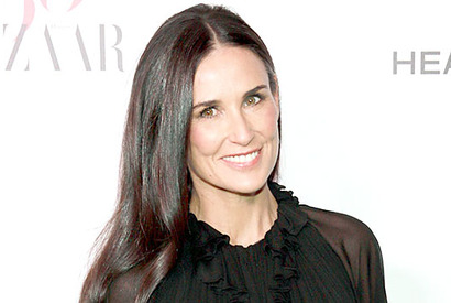 デミ・ムーア、元夫ブルース・ウィリスと仲良く自主隔離!? おそろいのパジャマ姿披露 画像