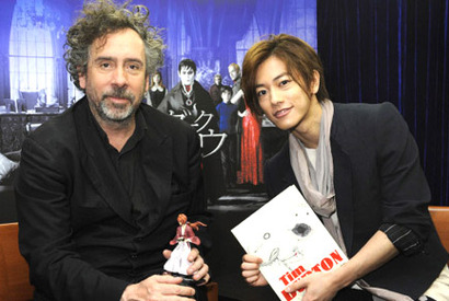 奇才ティム・バートンが佐藤健にサインのおねだり！　次回作オファーも？ 画像