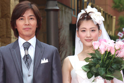 “ホタル”綾瀬はるか、ウエディングドレス姿を披露「きつくないか心配だった…」 画像