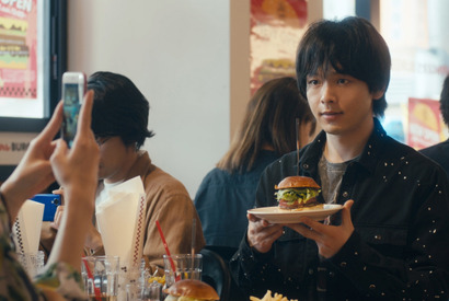 『人数の町』中村倫也、SNSに写真投稿で食事ゲット？新写真公開 画像