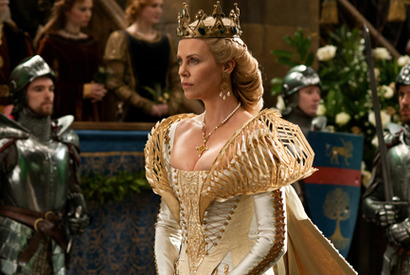 美しく邪悪な女王の衣裳トリビア！　豪華ドレスに隠された「昆虫」の意味 画像