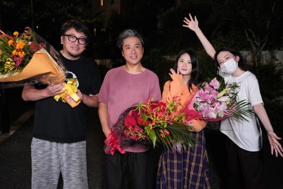 ムロツヨシ「最高に幸せ」小野花梨と「親バカ青春白書」クランクアップ 画像