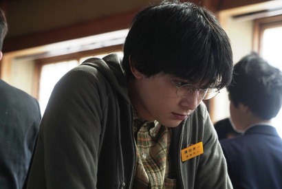 吉沢亮、“オタク気質”なキャラになりきったメガネ姿披露『AWAKE』場面写真 画像