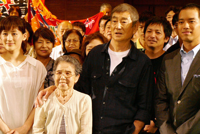 高倉健、感謝のロケ地凱旋！　7年ぶりの舞台挨拶に「緊張しています」 画像