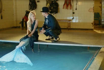 『マーメイド・イン・パリ』 (C) 2020 -Overdrive Productions - Entre Chien et Loup - Sisters and BrotherMitevski Production - EuropaCorp - Proximus