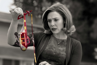 不可解なシーンが重要…“謎多き”新章「ワンダヴィジョン」新たな場面写真公開 画像