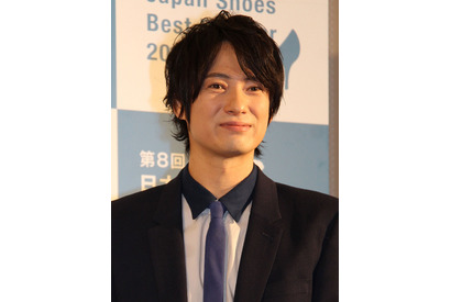 忍成修吾“蠣崎”に同情論も、青コートは何者か!? 考察も盛り上がる…「レッドアイズ 監視捜査班」3話 画像