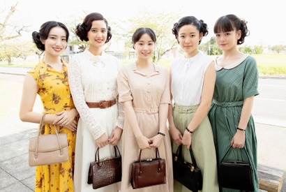 広瀬すず＆山崎紘菜＆藤野涼子ら「エアガール」レトロルックの仲良しショット到着 画像