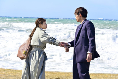 綾野剛、石原さとみを波打ち際で引き留める！「恋はDeepに」場面写真到着 画像